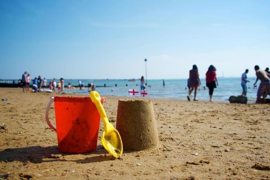 Marine Villa Hotel & Suites - Close To Beach, Train Station & Southend Airport Ngoại thất bức ảnh